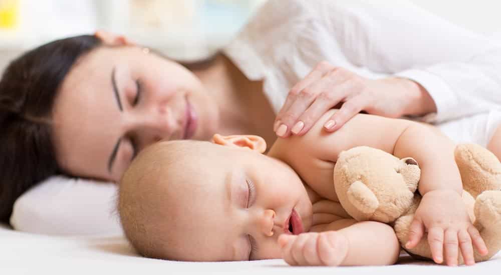 Co-sleeping-and-bed-sharing-the-benefits-of-sleeping-with-your-baby-hero-image